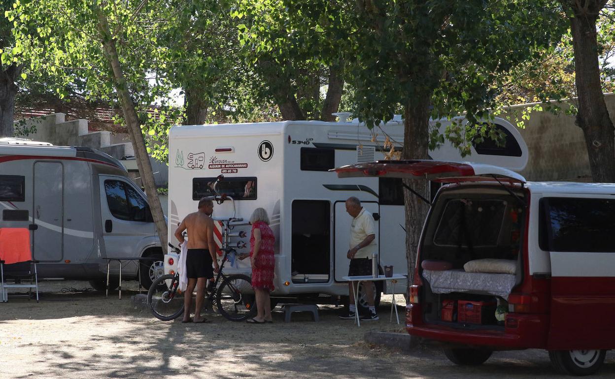 Turistas en un camping de Segovia este verano.