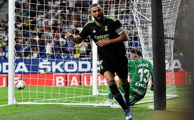 Karim Benzema celebra el primero de sus dos goles al Espanyol.