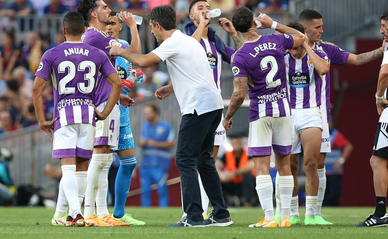 Pacheta se dirige a sus jugadores en el Camp Nou durante una pausa para la hidratación ante el FC Barcelona.