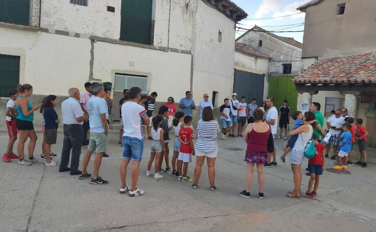 Vecinos que participaron en el juego de escape de Velliza, este domingo.