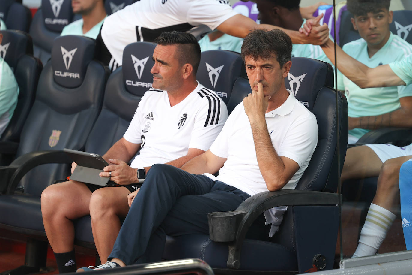 Pacheta, a la derecha, en el banquillo del Camp Nou. 