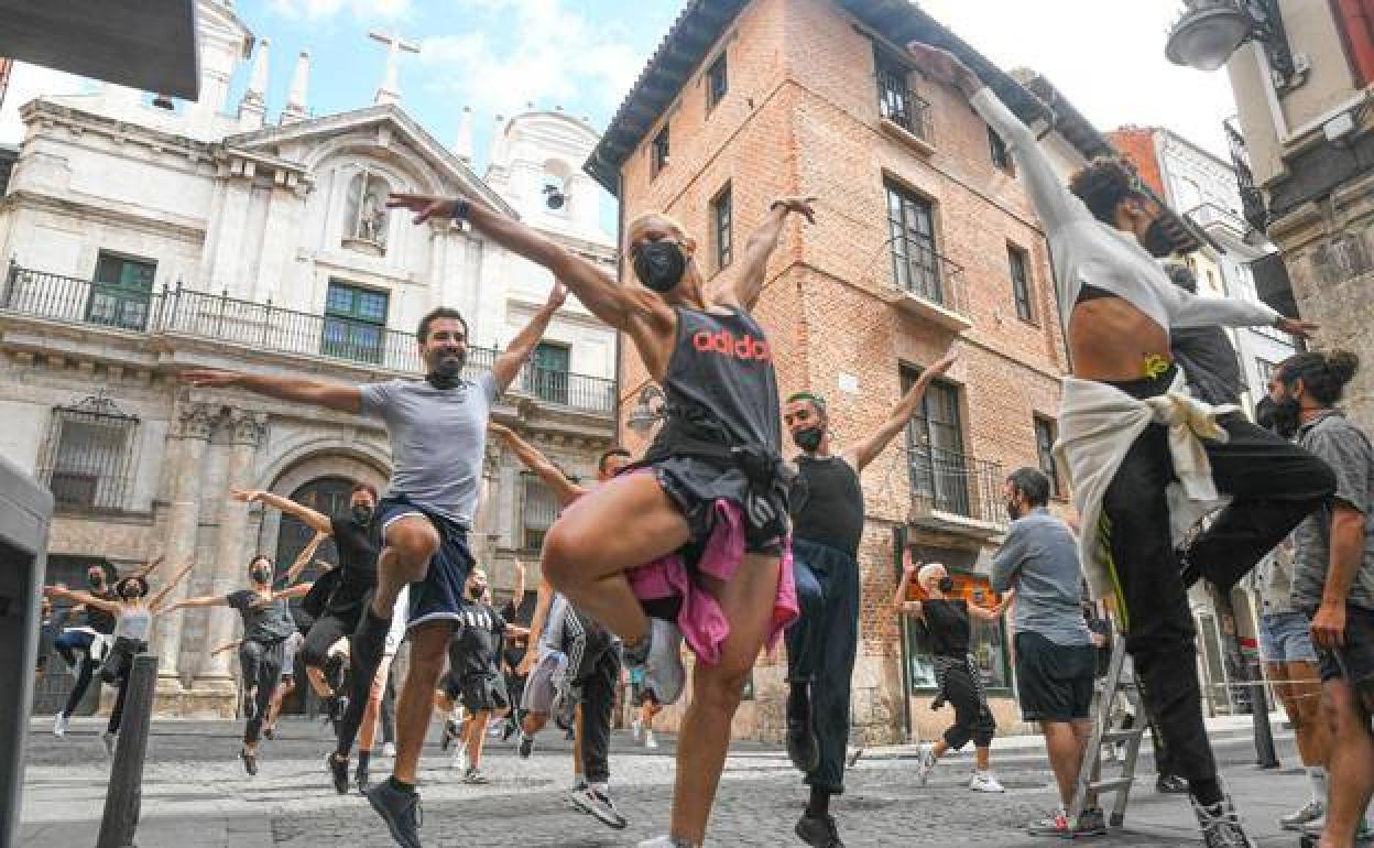 Ensayos para el rodaje de 'Voy a pasármelo bien', en la calle Platería. 