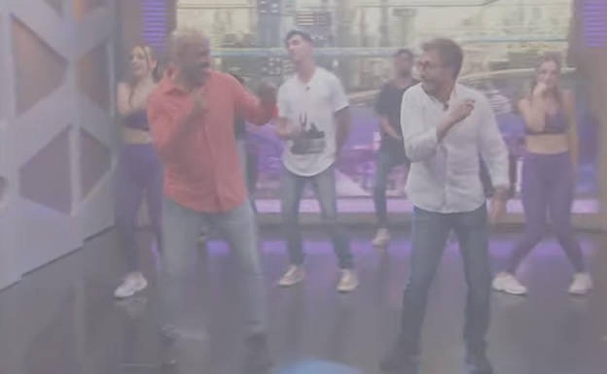 El popular baile de Pablo Motos con su equipo antes de comenzar el programa. 