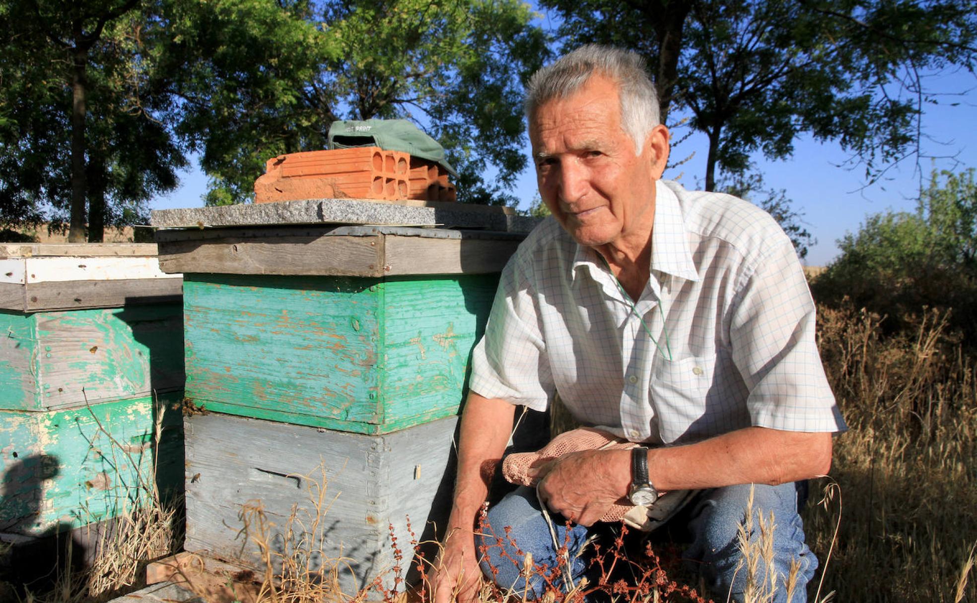 Félix Cid Martín posa junto a sus colmenas en Espirdo.