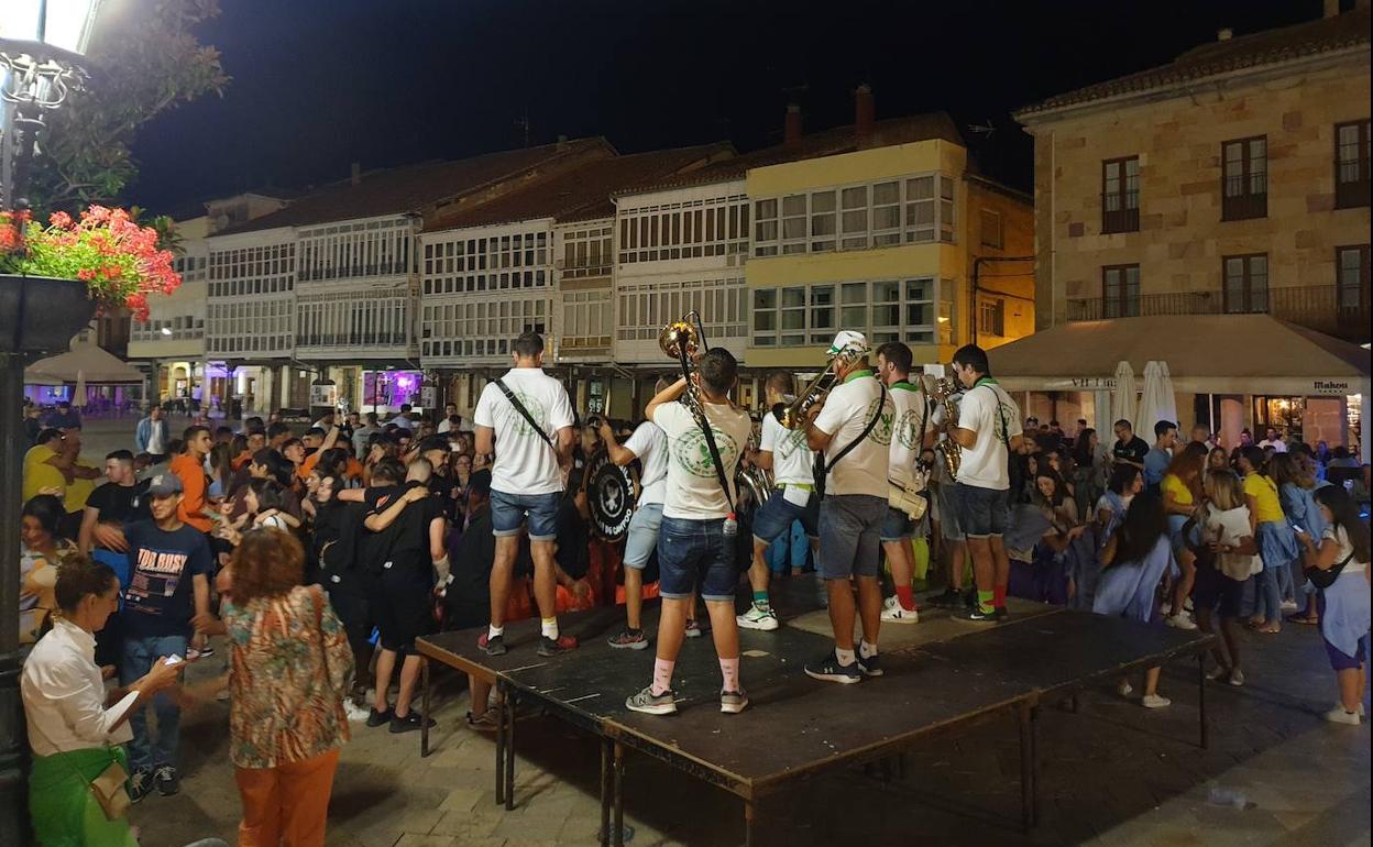 Charangaguilar anima la fiesta el sábado en la plaza de España. 