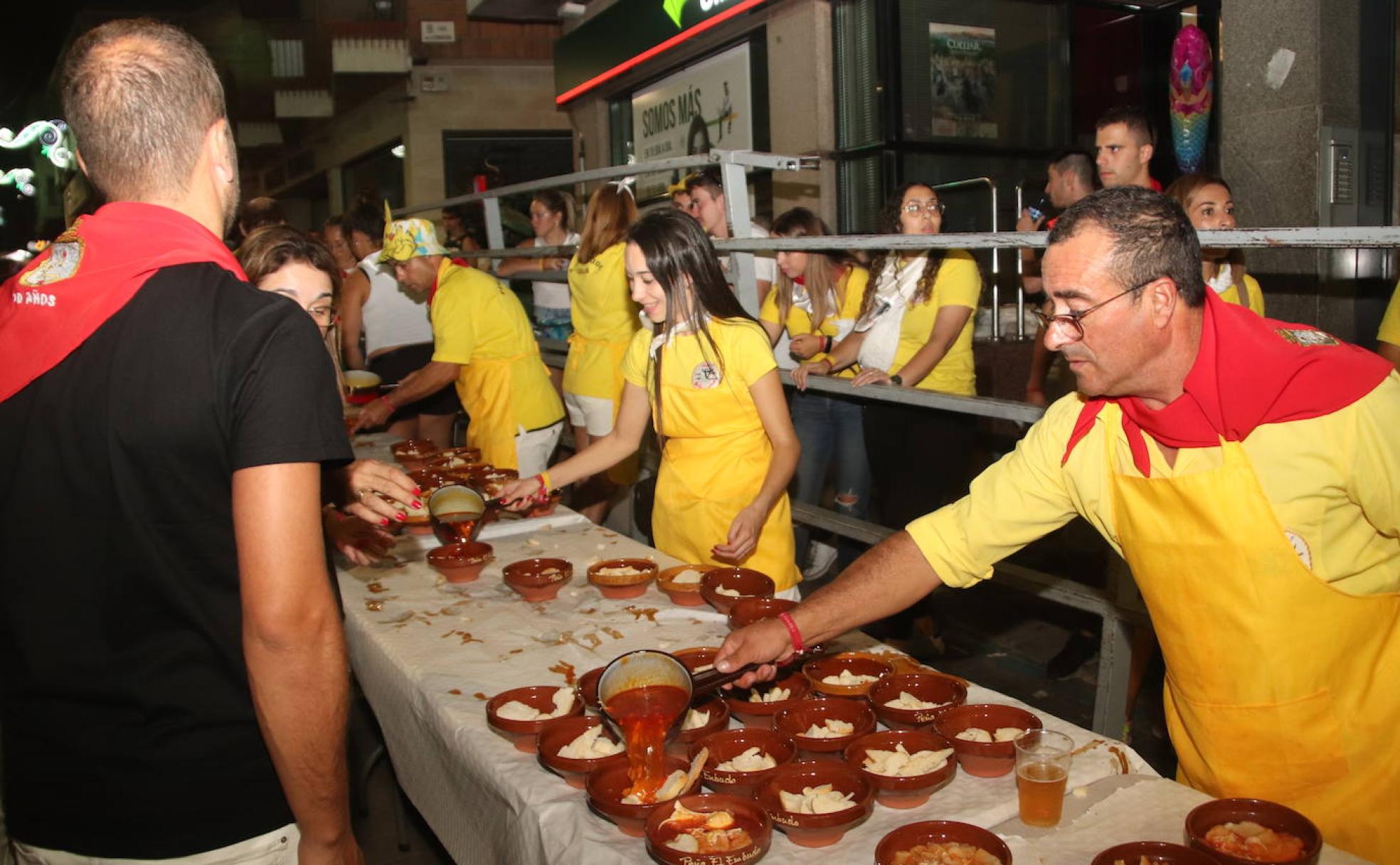Preparación de las sopas de ajo durante la llamada Noche Amarilla.