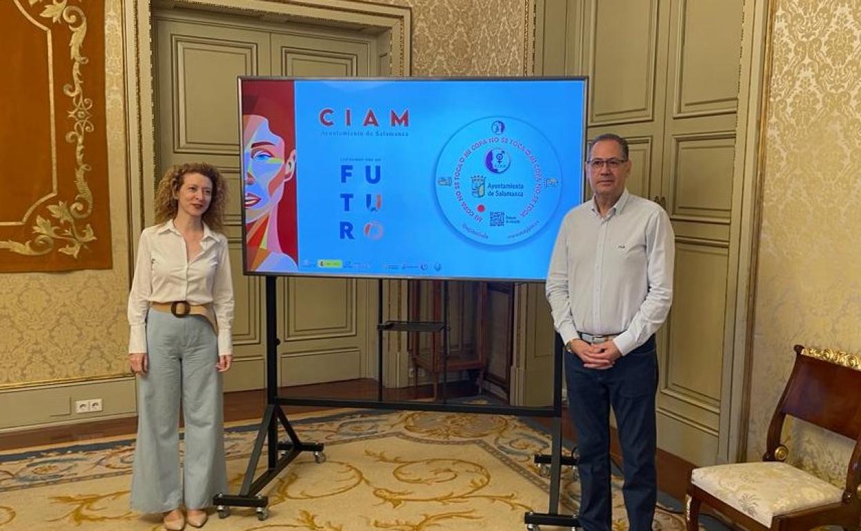 Ana Suárez y Fernando Carabias, en la presentación de la campaña.