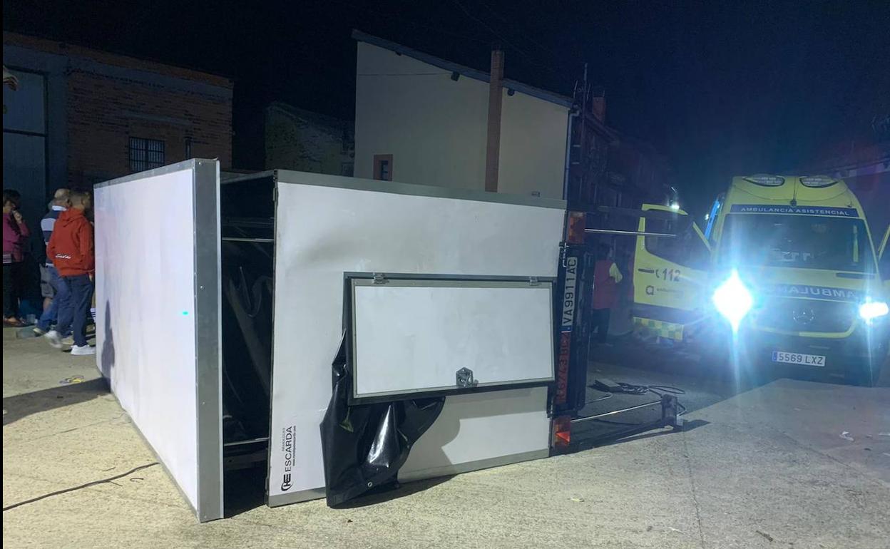 Cabina de la discomóvil volcada.