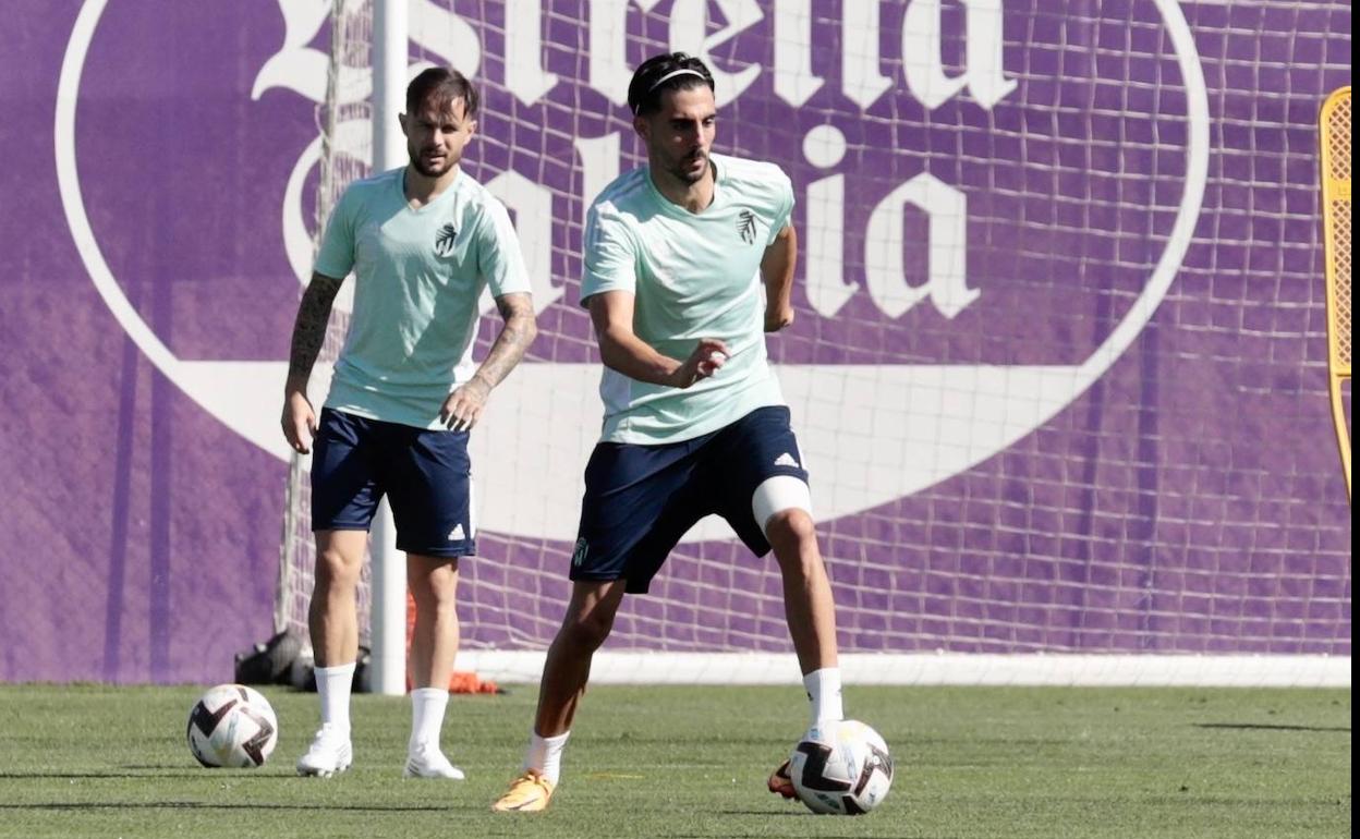 Kike Pérez conduce el balón en la sesión de este jueves en los Anexos. 