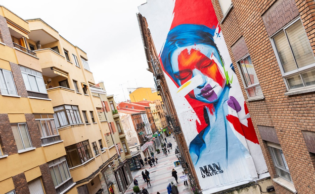 Uno de los murales de la calle Manteria, obra de Manomatic 