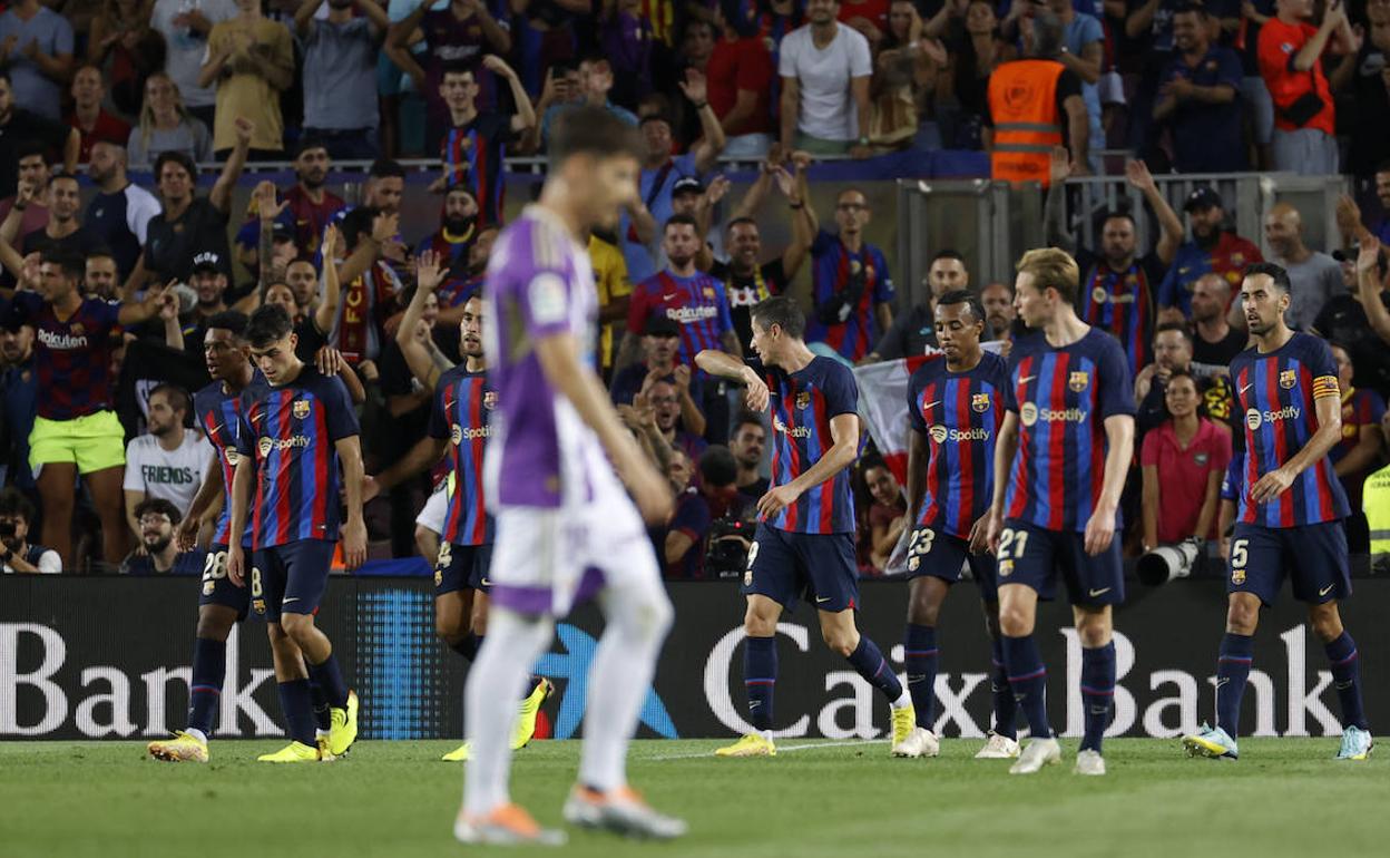 La figura de Toni Villa, difuminada, en el último partido con la camiseta blanquivioleta en Barcelona. 