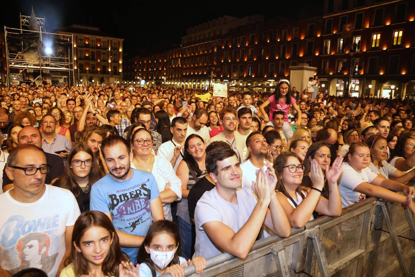 Fotos: Edurne desprende magia durante el concierto en la Plaza Mayor