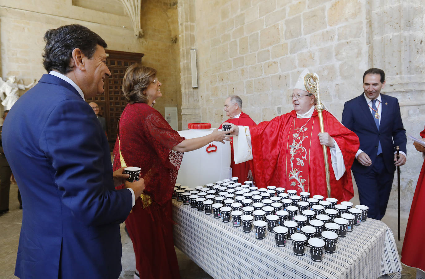 Centenares de fieles acuden a la Catedral para recoger su vaso de agua del grifo bendecida. 