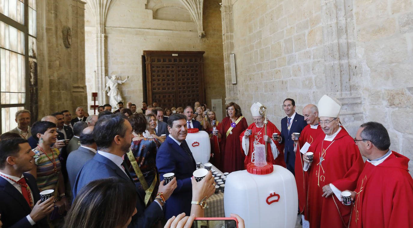 Centenares de fieles acuden a la Catedral para recoger su vaso de agua del grifo bendecida. 