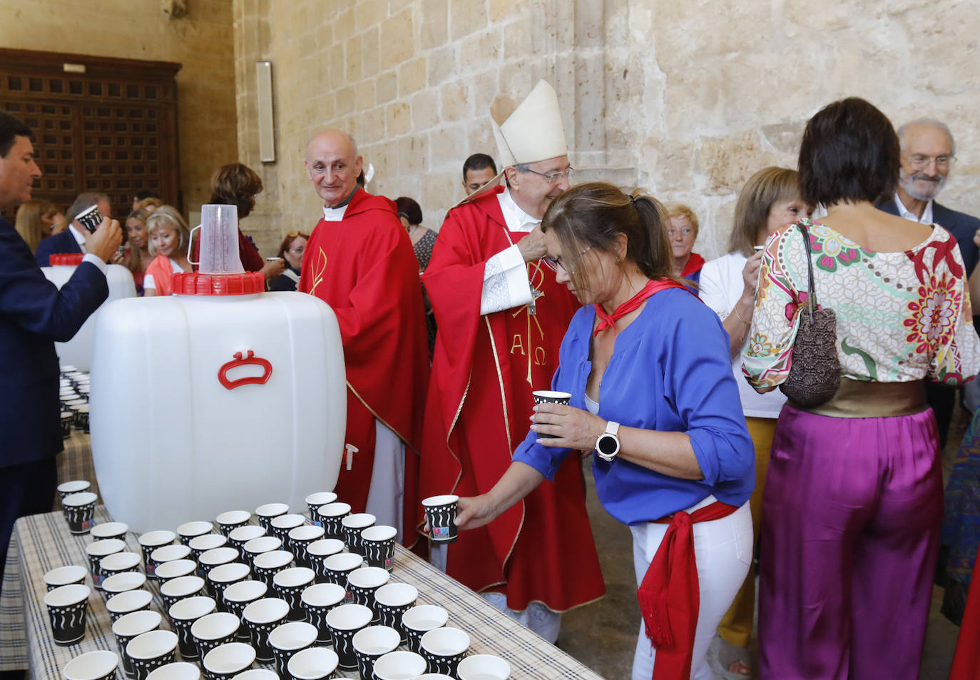 Centenares de fieles acuden a la Catedral para recoger su vaso de agua del grifo bendecida. 