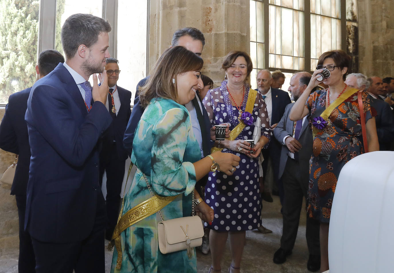 Centenares de fieles acuden a la Catedral para recoger su vaso de agua del grifo bendecida. 