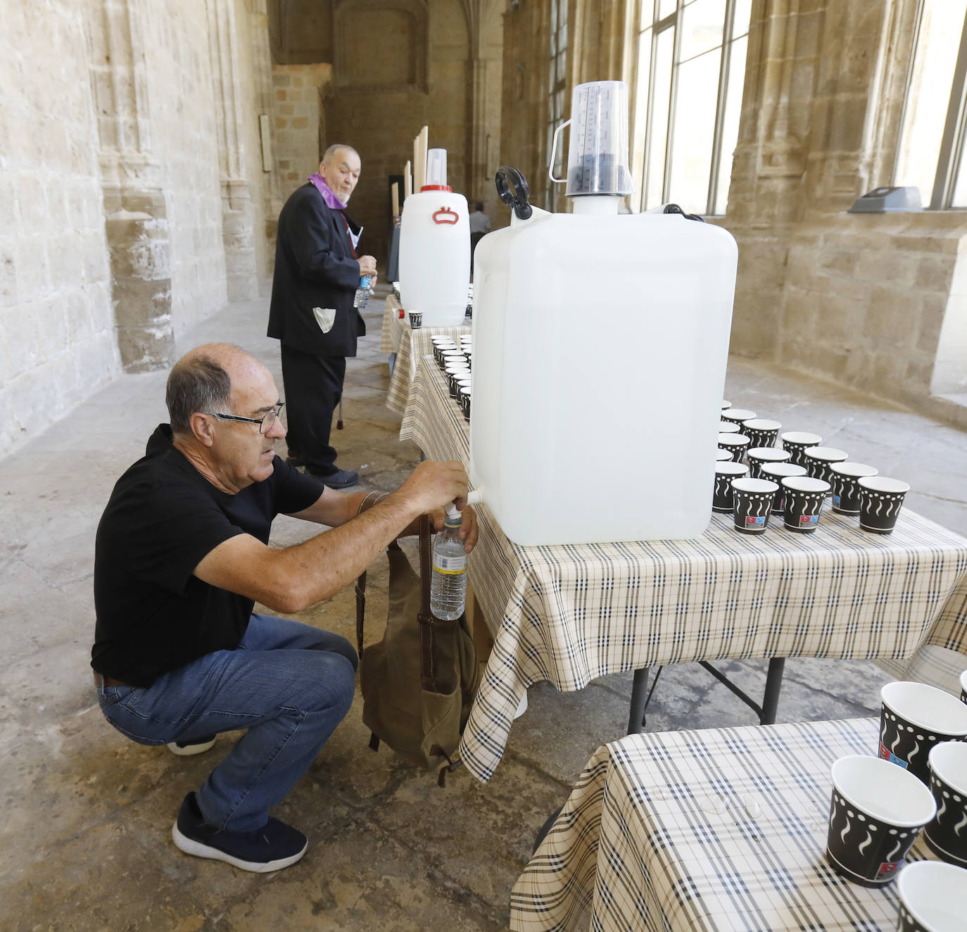 Centenares de fieles acuden a la Catedral para recoger su vaso de agua del grifo bendecida. 