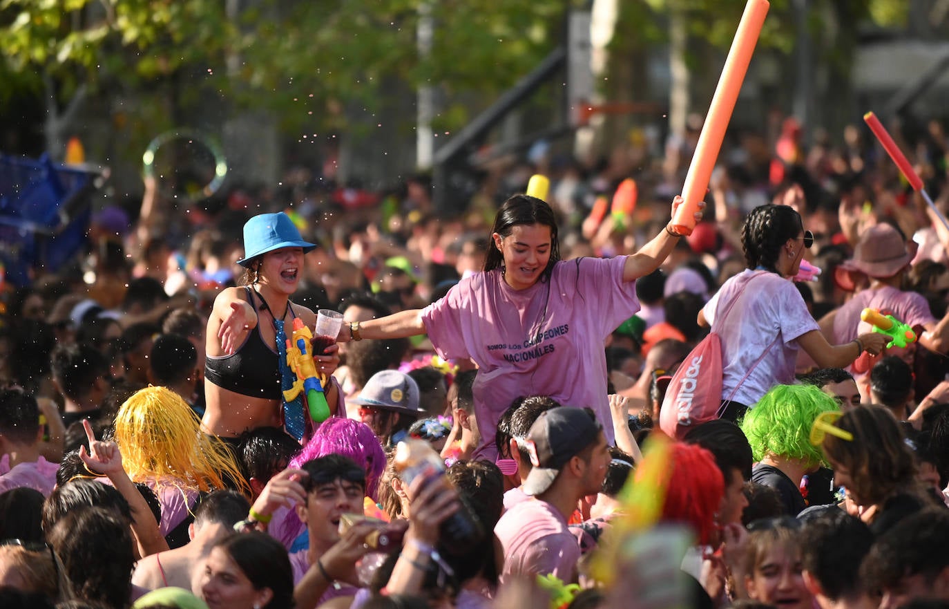 Fotos: Las peñas inauguran el jolgorio en el desfile multitudinario de las Fiestas de Valladolid