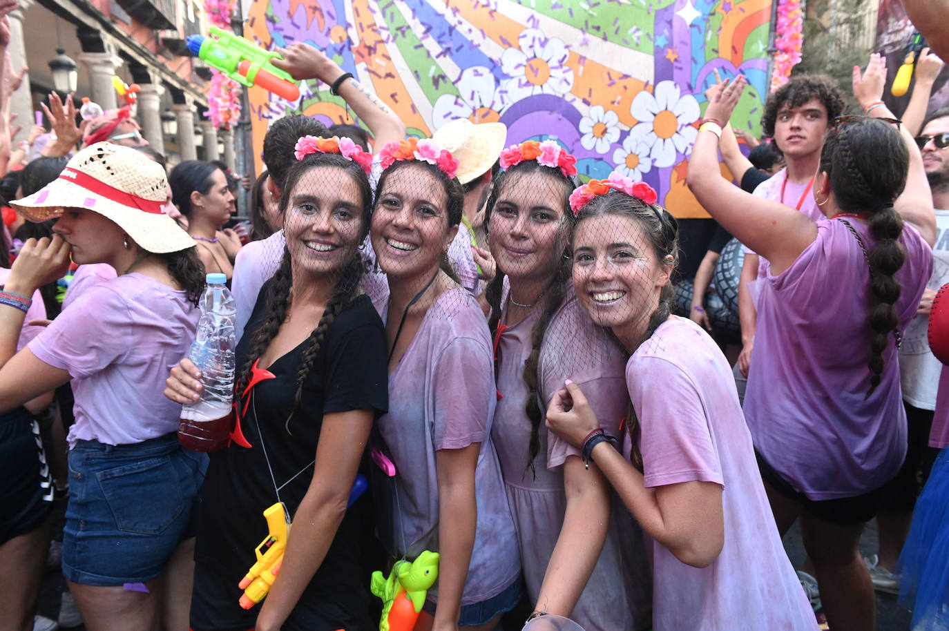 Fotos: Las peñas inauguran el jolgorio en el desfile multitudinario de las Fiestas de Valladolid