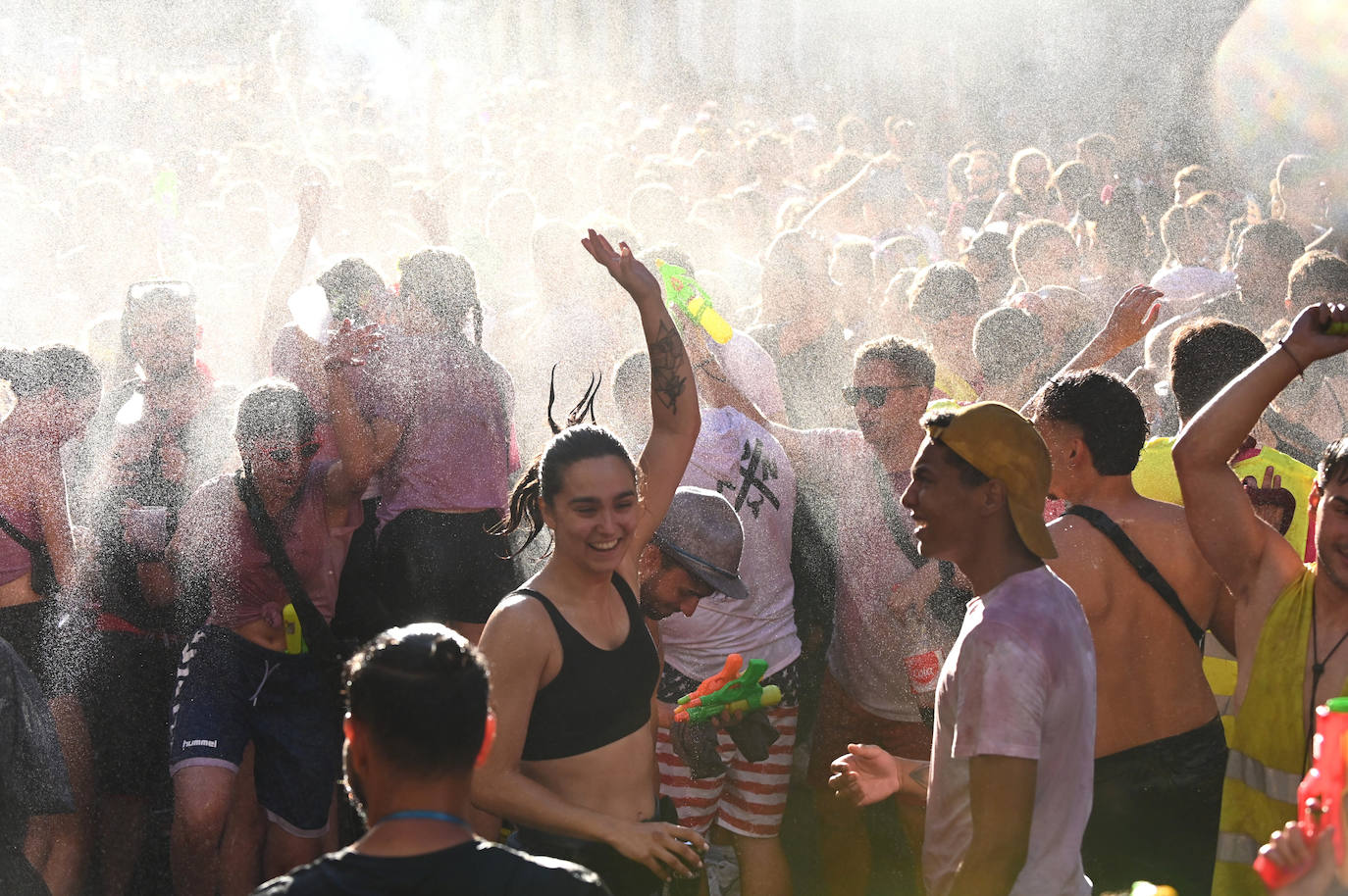 Fotos: Las peñas inauguran el jolgorio en el desfile multitudinario de las Fiestas de Valladolid