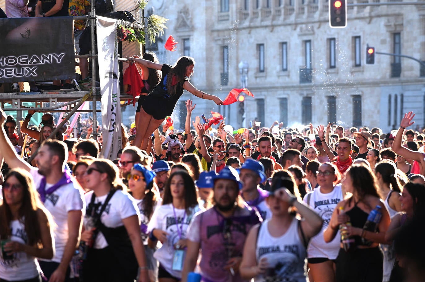 Fotos: Las peñas inauguran el jolgorio en el desfile multitudinario de las Fiestas de Valladolid