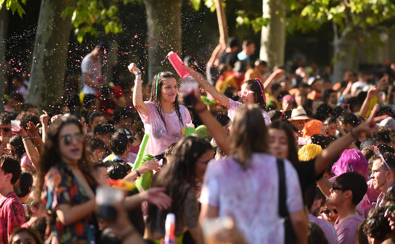 Fotos: Las peñas inauguran el jolgorio en el desfile multitudinario de las Fiestas de Valladolid