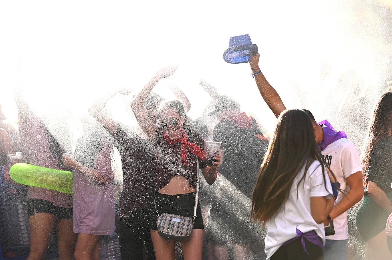 Fotos: Las peñas inauguran el jolgorio en el desfile multitudinario de las Fiestas de Valladolid