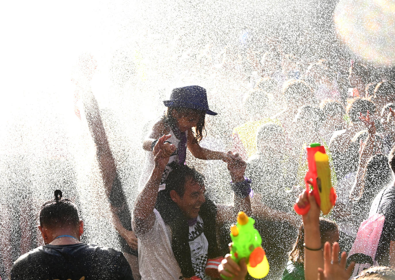 Fotos: Las peñas inauguran el jolgorio en el desfile multitudinario de las Fiestas de Valladolid