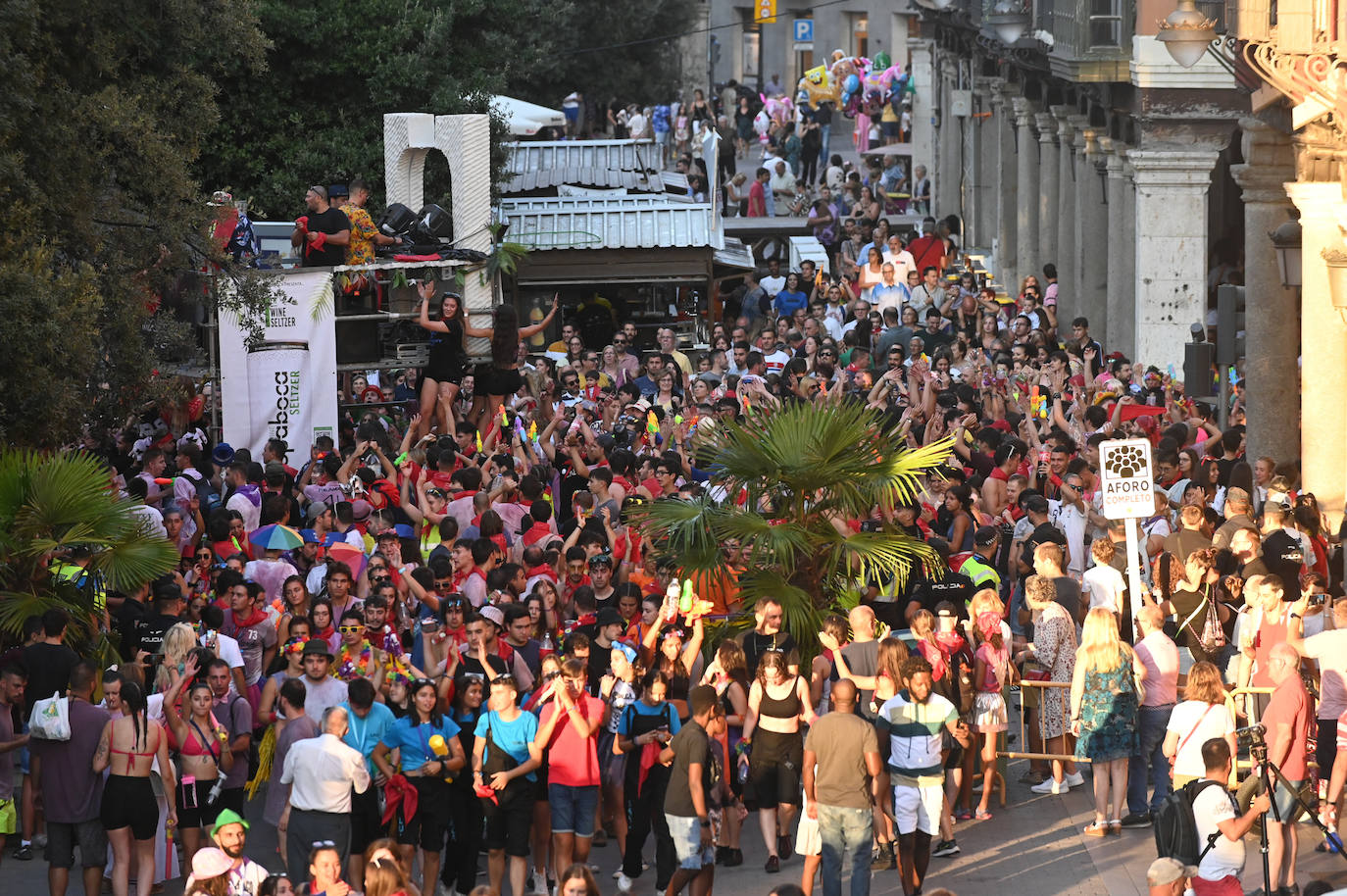 Fotos: Las peñas inauguran el jolgorio en el desfile multitudinario de las Fiestas de Valladolid