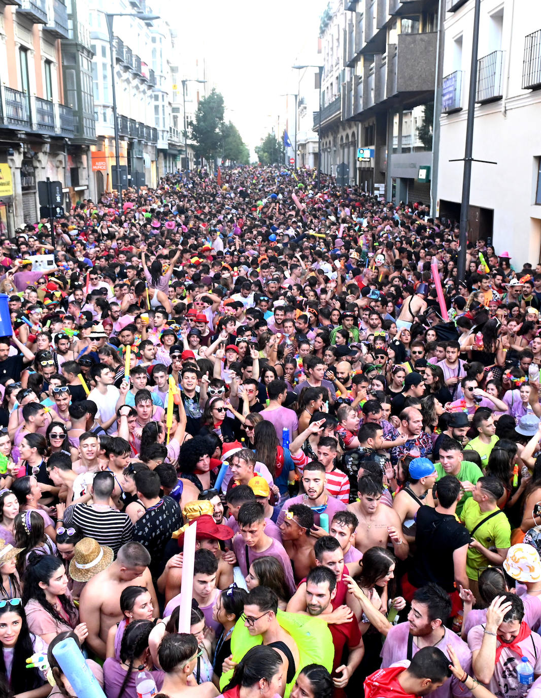 Fotos: Las peñas inauguran el jolgorio en el desfile multitudinario de las Fiestas de Valladolid