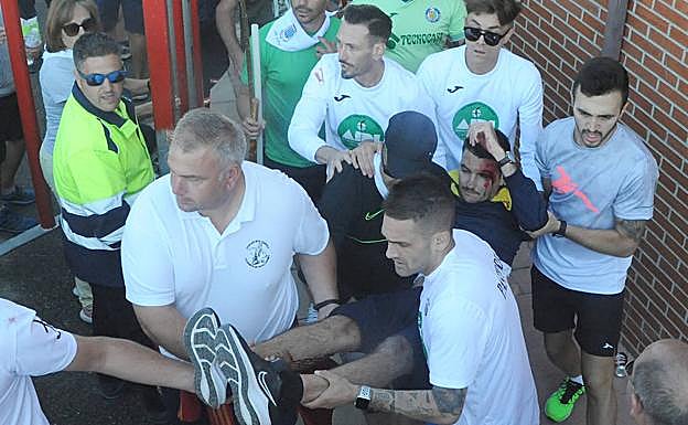 Un hombre recibe una cornada en el primer encierro de las fiestas de Medina del Campo