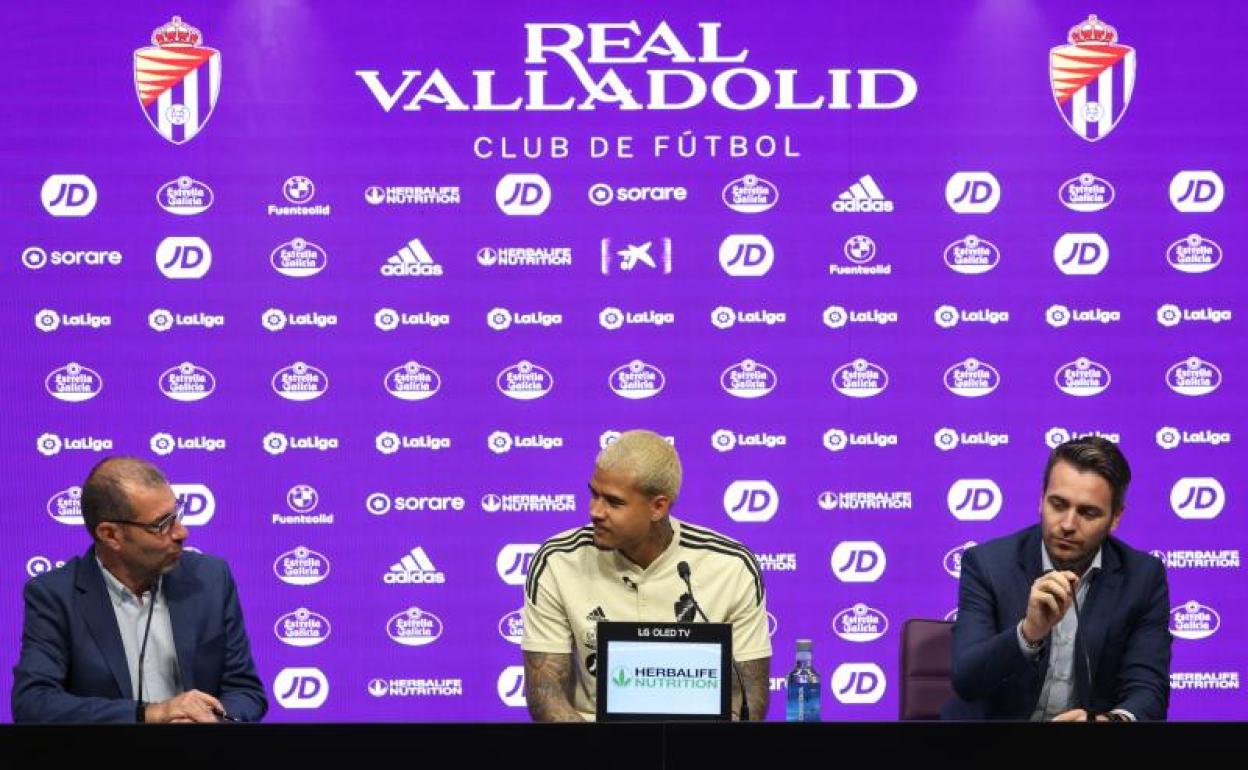 Fran Sánchez (derecha), con Robert Kenedy (centro) y David Espinar (izquierda), este viernes en la sala de prensa de Zorrilla. 