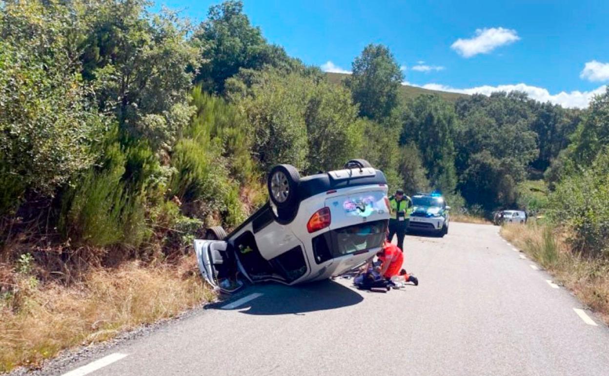 Imagen del vehículo volcado en ZA-102, en Pías (Zamora). 