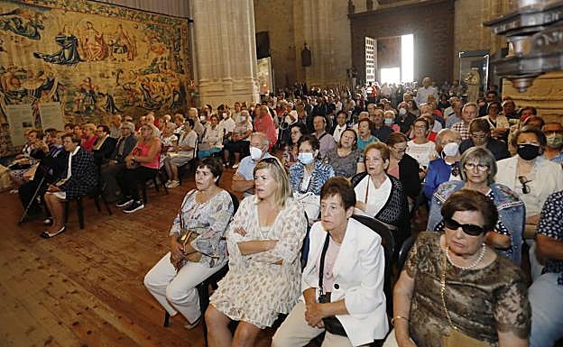 Fieles delante del trascoro de la Catedral de San Antolín, el día del patrón. 