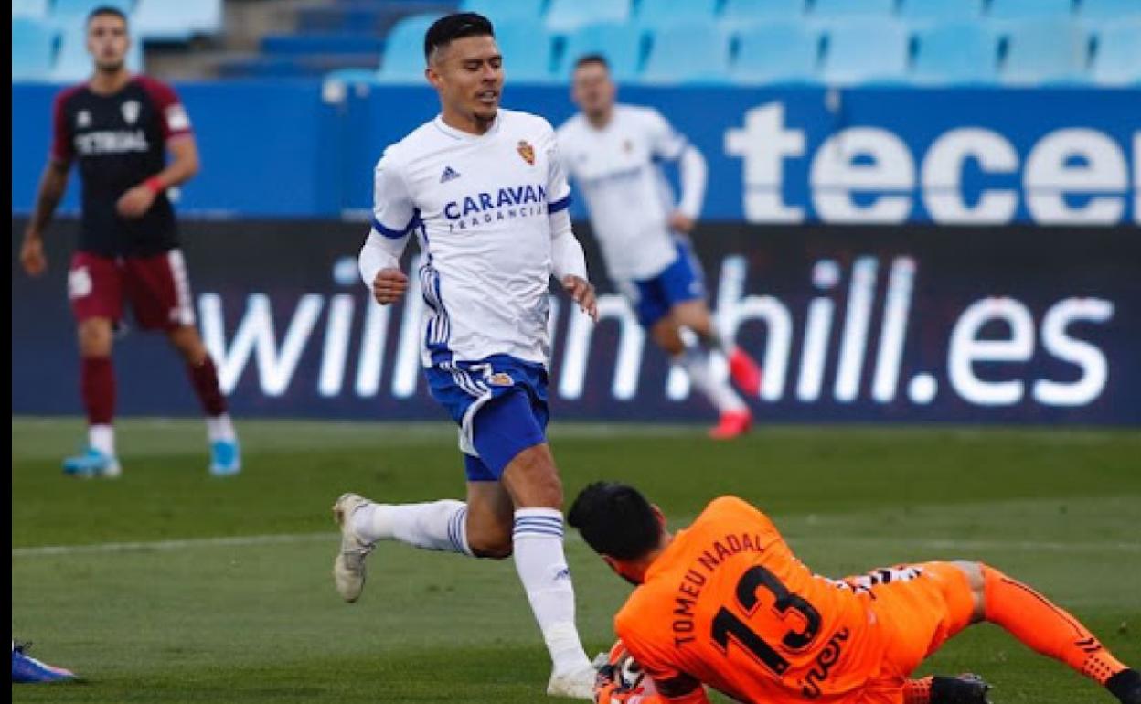 Narváez persigue un balón que capturando Tomeu Nadal, meta del Oviedo. 