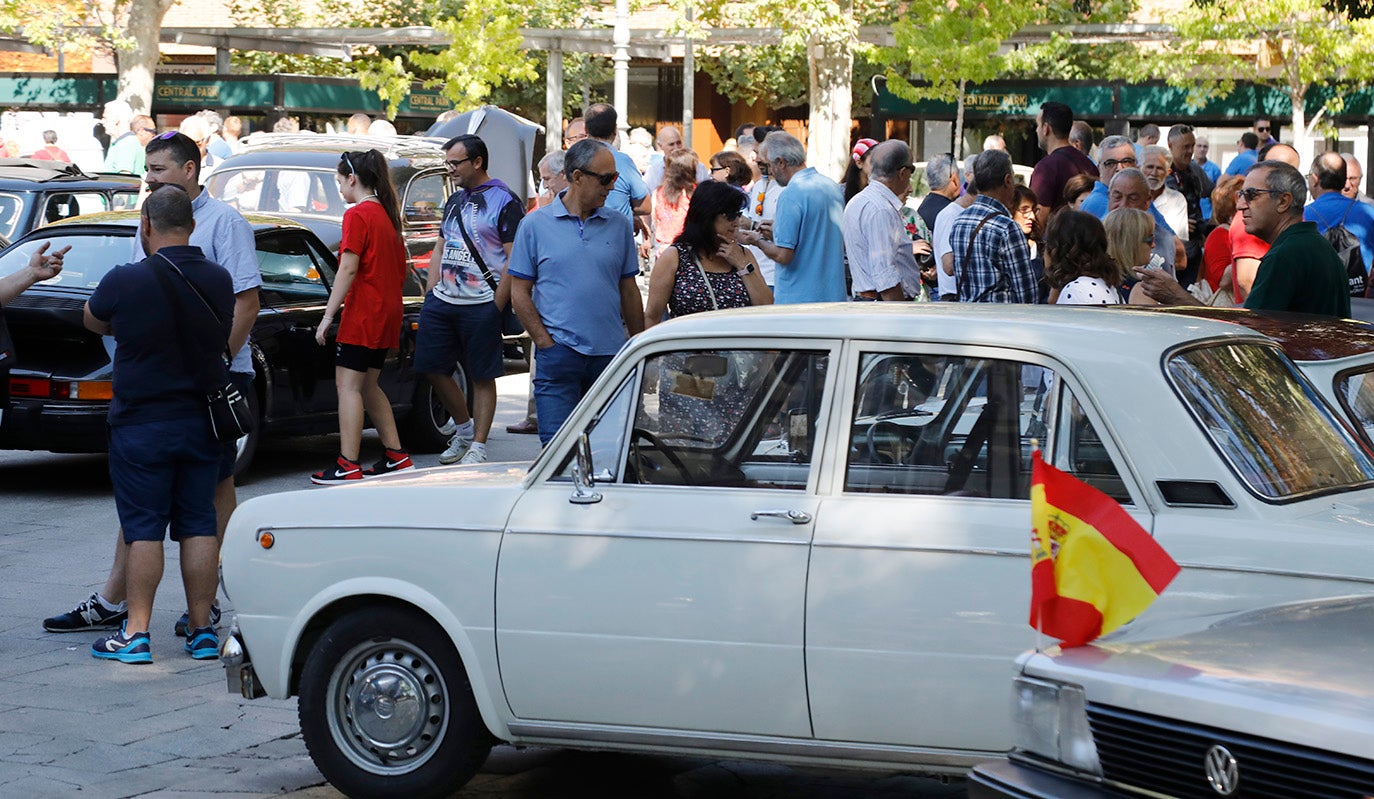 Concentración de coches clásicos en el parque del Salón