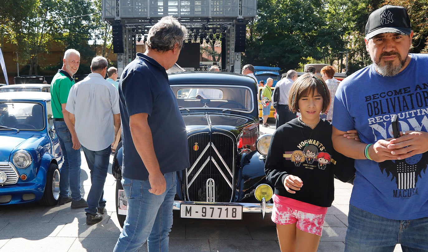 Concentración de coches clásicos en el parque del Salón