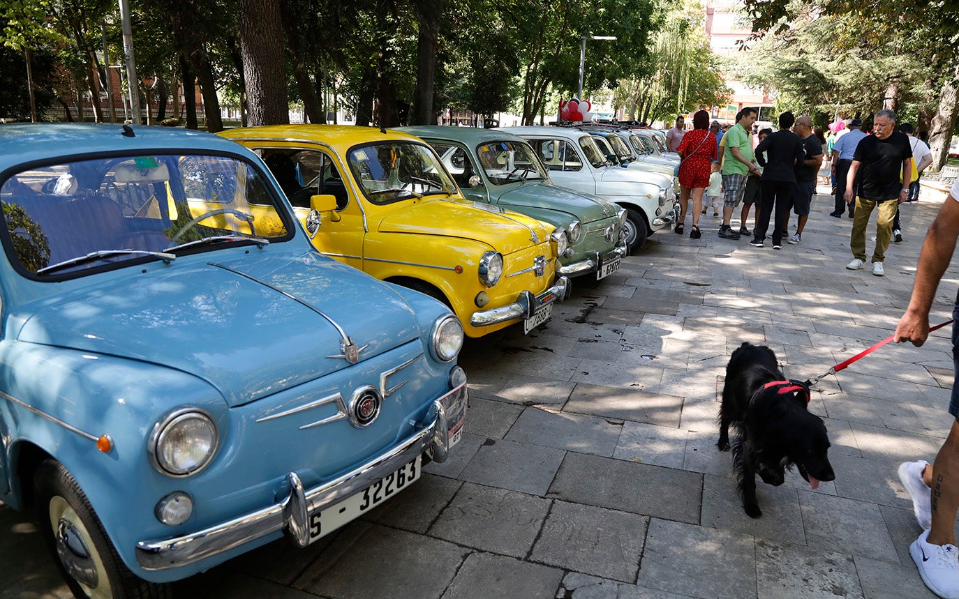 Concentración de coches clásicos en el parque del Salón