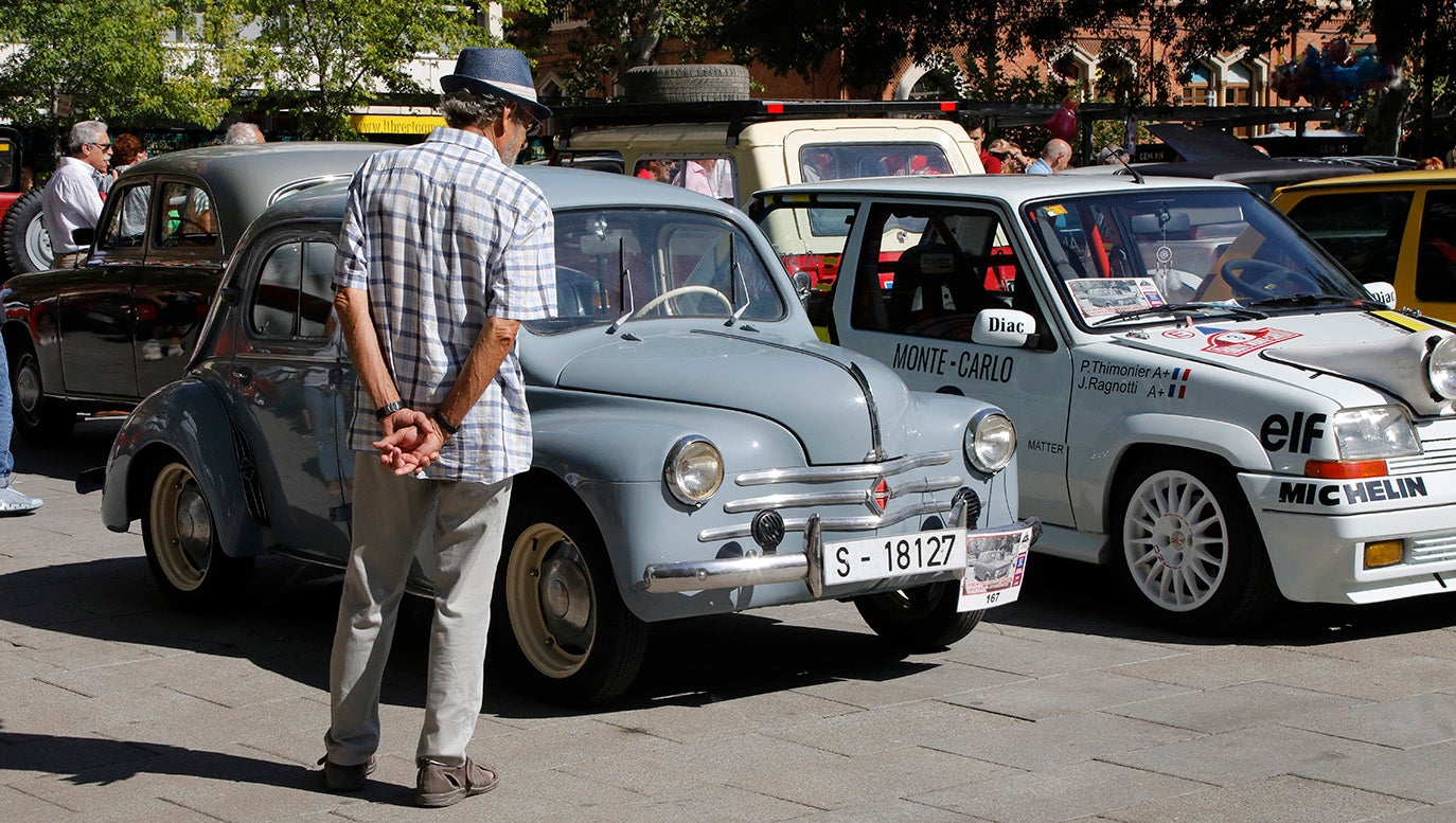 Concentración de coches clásicos en el parque del Salón