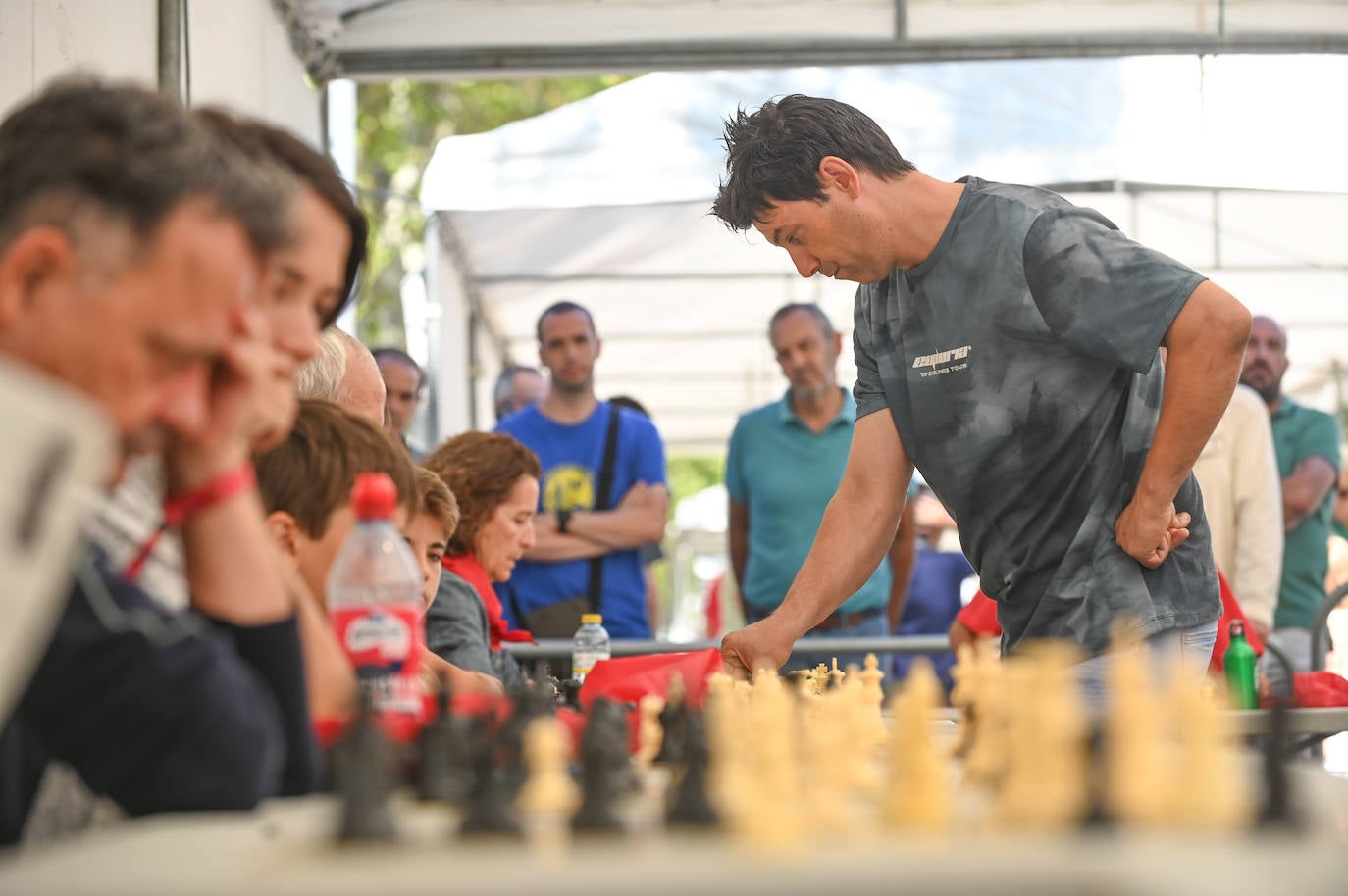 Fotos: Iván Alonso reta a una veintena de participantes en una partida simultanea de ajedrez en Valladolid