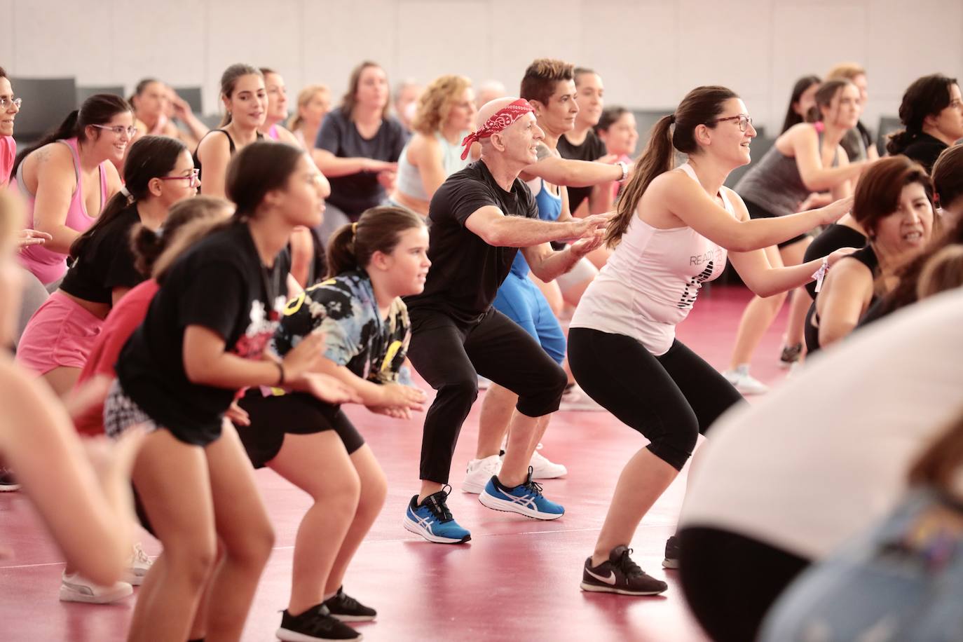 Fotos: La Cúpula del Milenio acoge una sesión de zumba por las fiestas de Valladolid