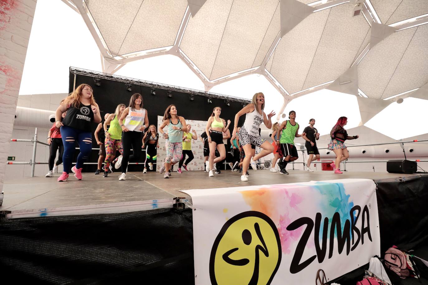 Fotos: La Cúpula del Milenio acoge una sesión de zumba por las fiestas de Valladolid