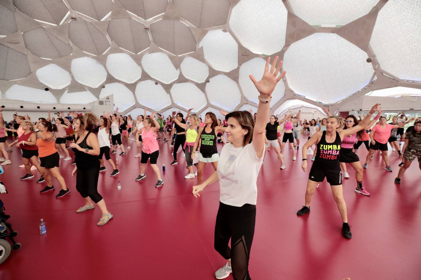 Fotos: La Cúpula del Milenio acoge una sesión de zumba por las fiestas de Valladolid