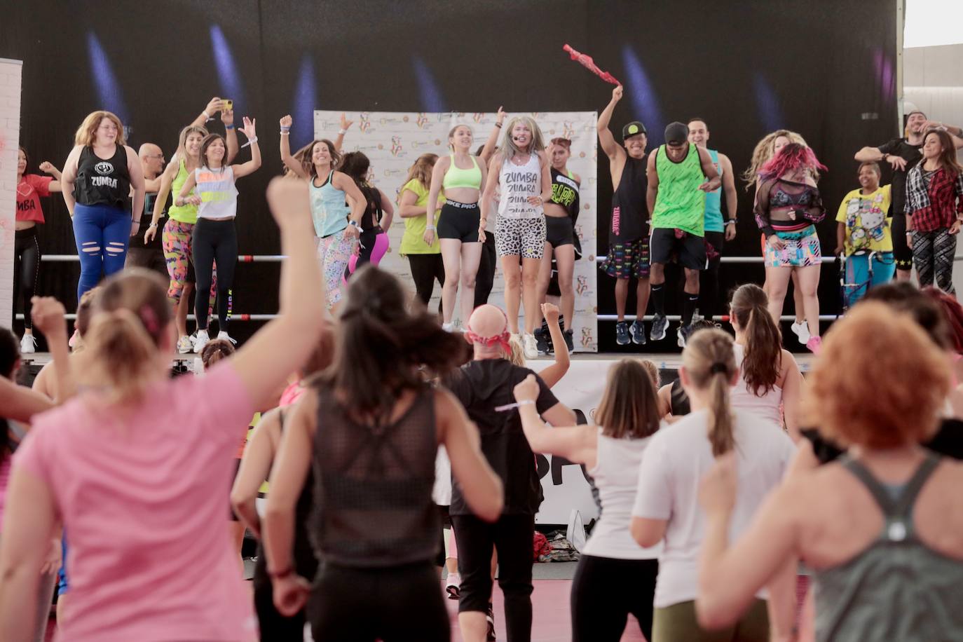 Fotos: La Cúpula del Milenio acoge una sesión de zumba por las fiestas de Valladolid