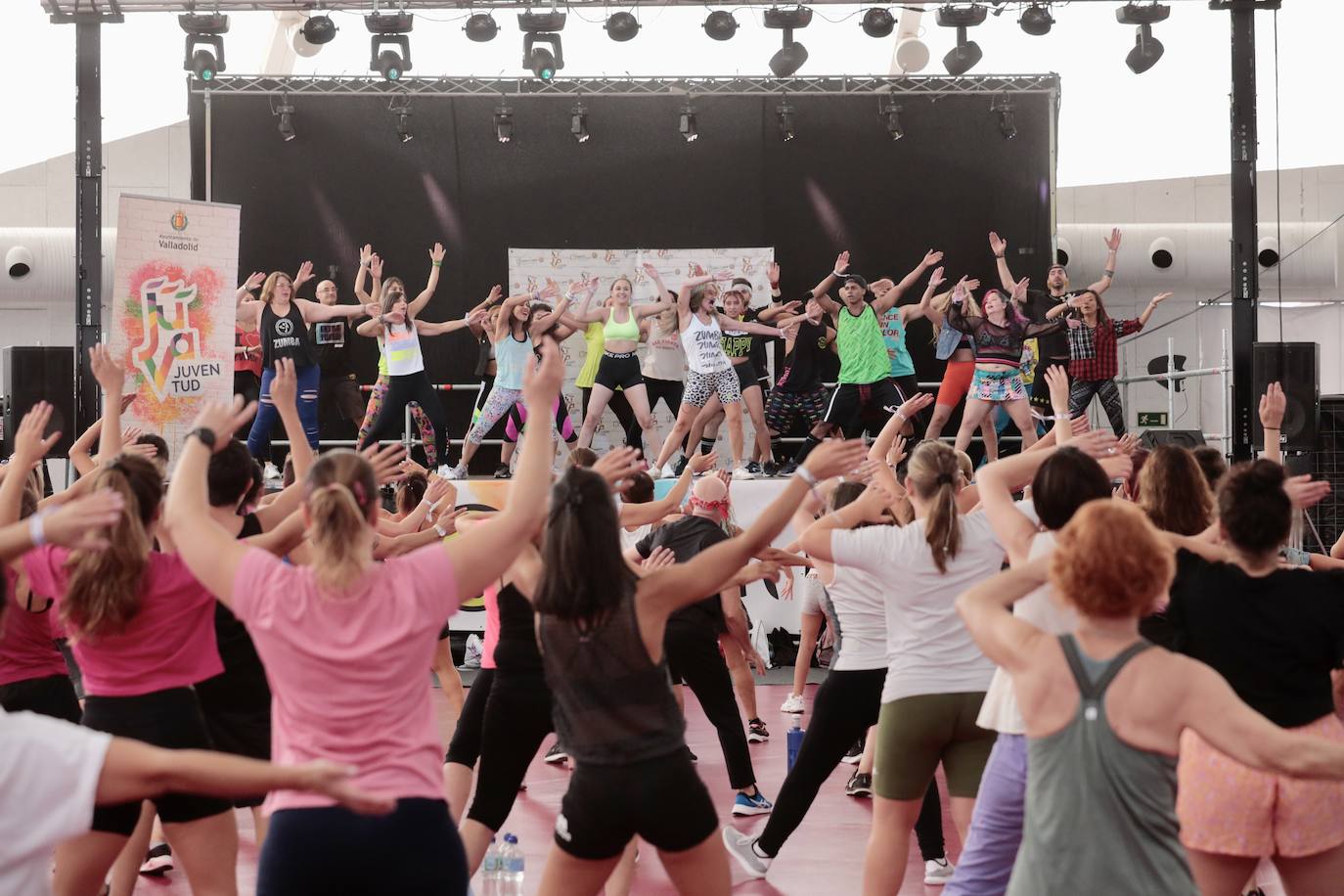 Fotos: La Cúpula del Milenio acoge una sesión de zumba por las fiestas de Valladolid