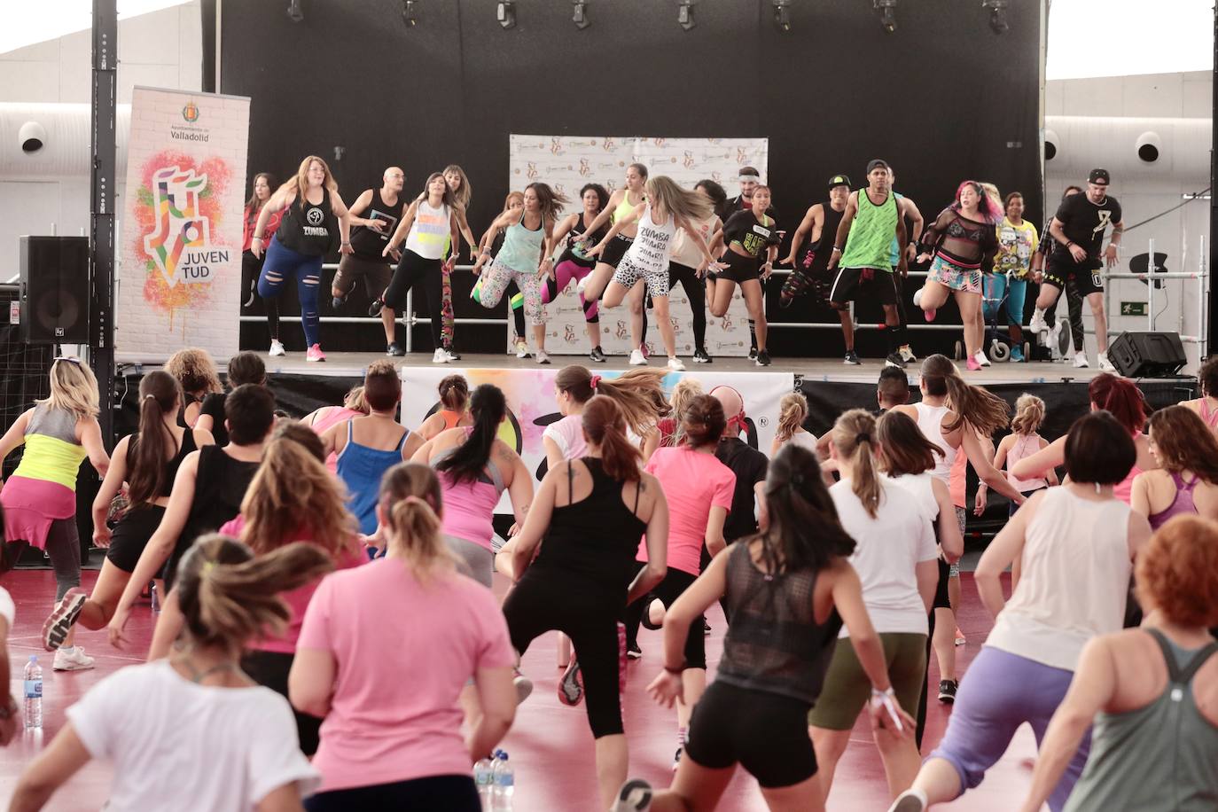 Fotos: La Cúpula del Milenio acoge una sesión de zumba por las fiestas de Valladolid