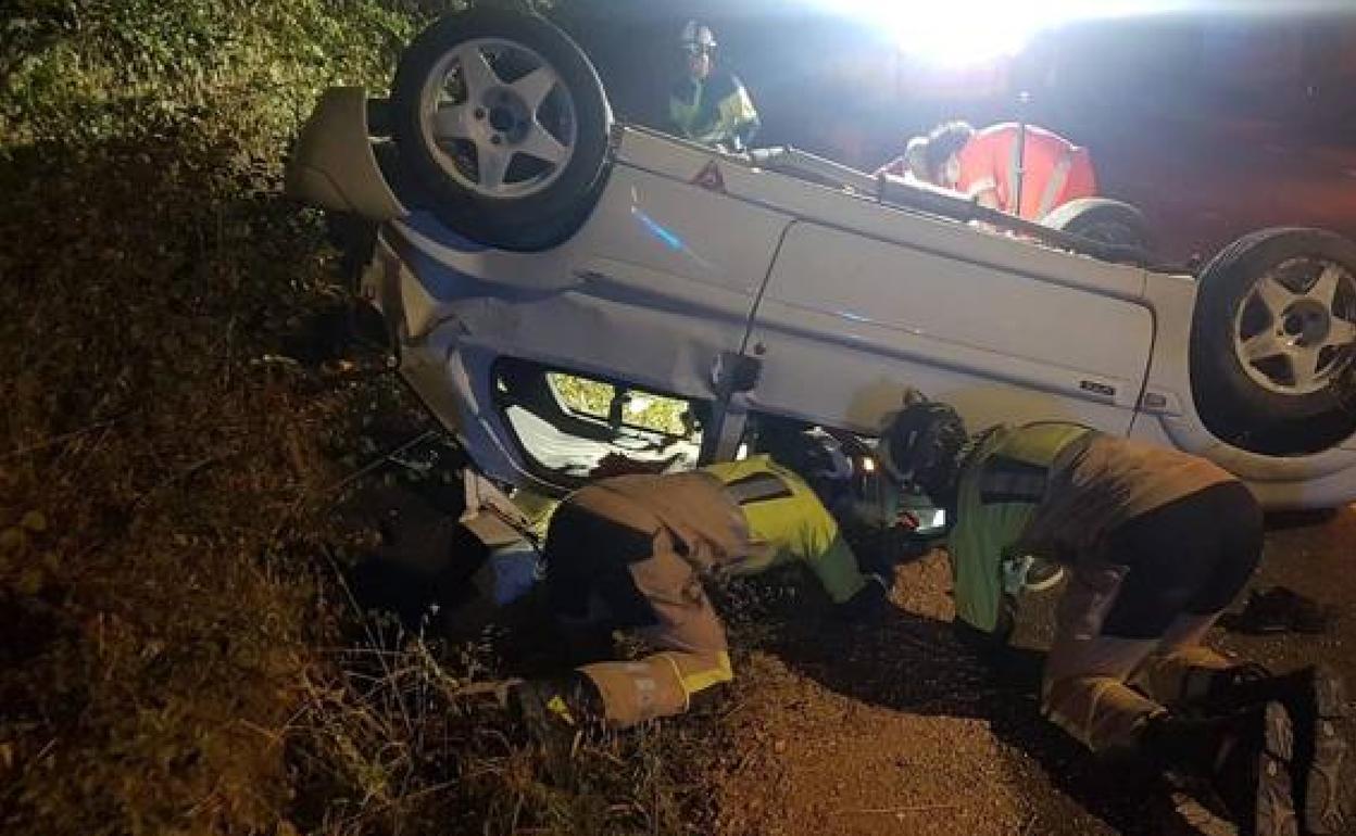 Vehículo siniestrado en San Millán de Juarros.