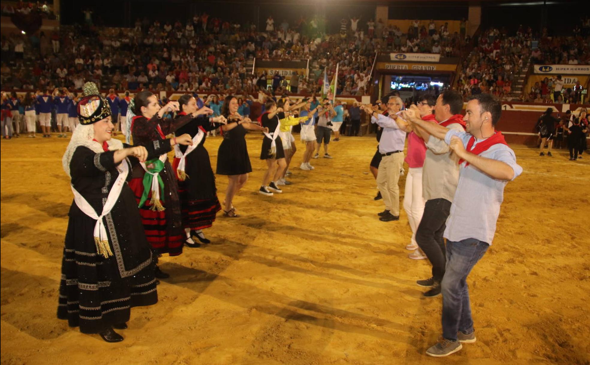 Baile del 'A por ellos' en la plaza de toros de Cuéllar para despedir las fiestas.