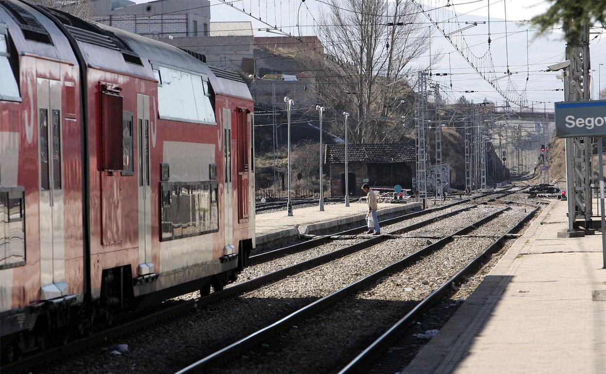 Tren convencional en la estación de Segovia.