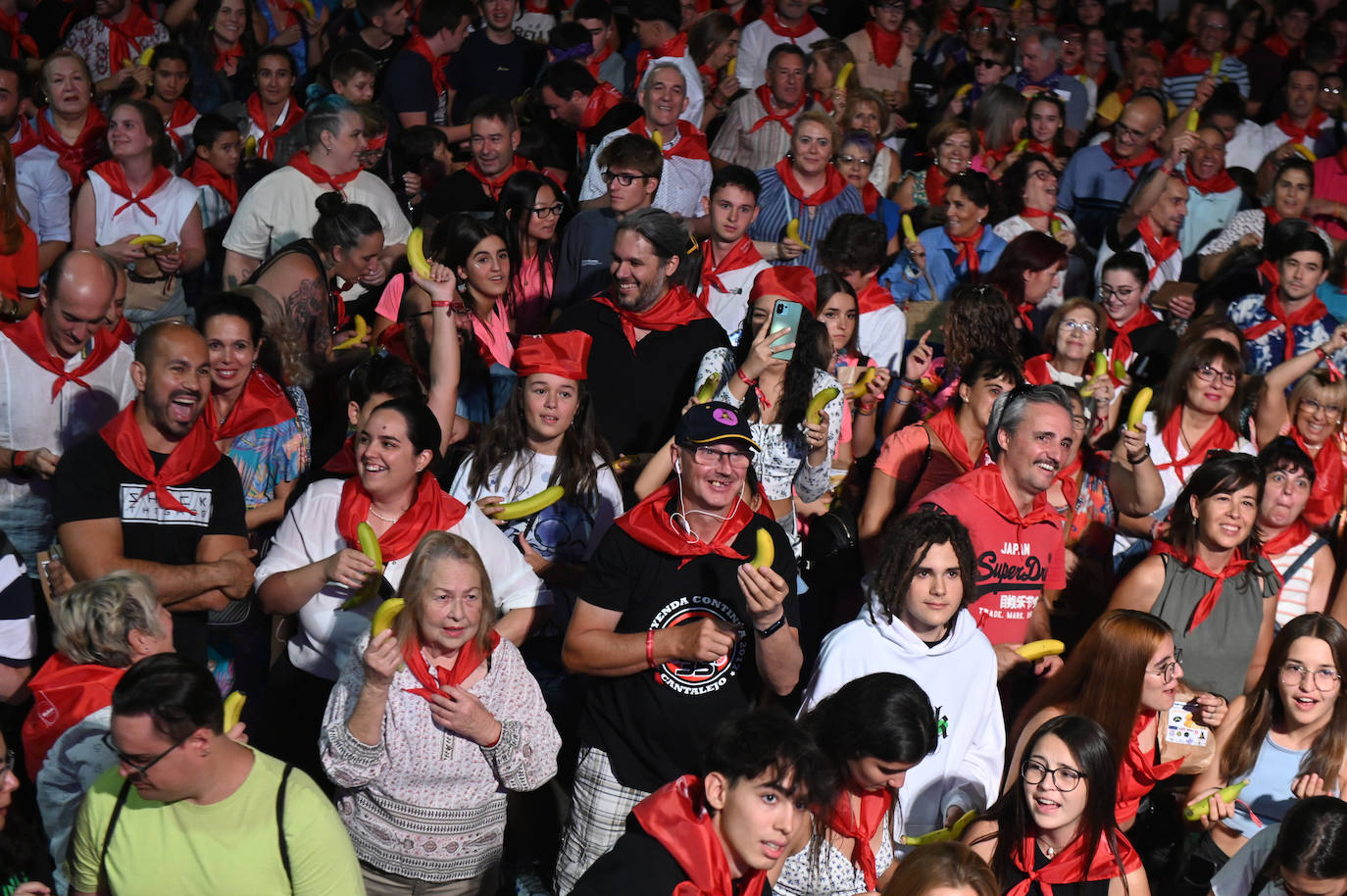 Fotos: 5.000 personas logran un Récord Guinness al pelar y comer una tonelada de plátanos de forma simultánea